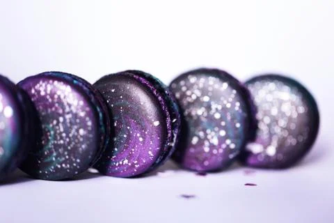 Ultra Violet macarons with space pattern in a row Foto stock