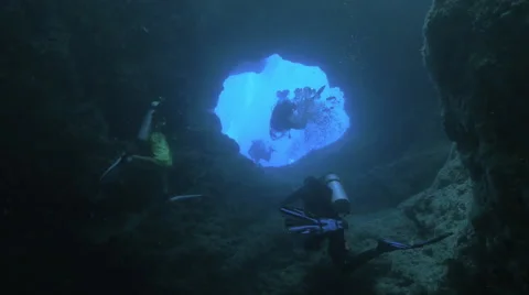 UltraHD, group of scubadivers explore underwater caves, under water shot, Palau 스톡 동영상 47132241