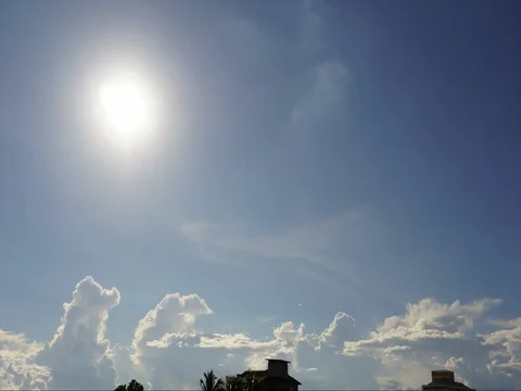 UltraHD. time lapse of beautiful cloud moving by the wind and sun is moving down 库存影片 80218912