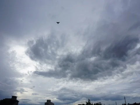 UltraHD. time lapse of beautiful cloud moving by the wind and sun is moving down 库存影片 80218925