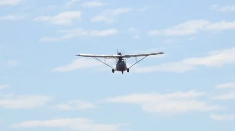 Ultralight landing Vídeos de archivo 49696458