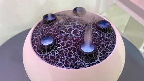 Ultrasonic aroma diffuser with a volcano lava design emitting mist and a ca.. 库存照片