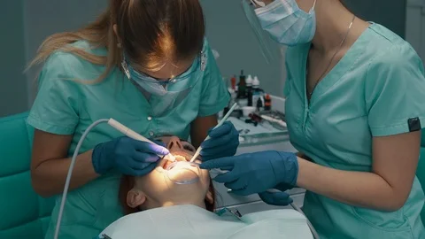 Ultrasonic cleaning of teeth. Removal of solid teeth. Vídeos de archivo 104784798