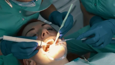 Ultrasonic cleaning of teeth. Removal of solid teeth. 스톡 동영상 104784851