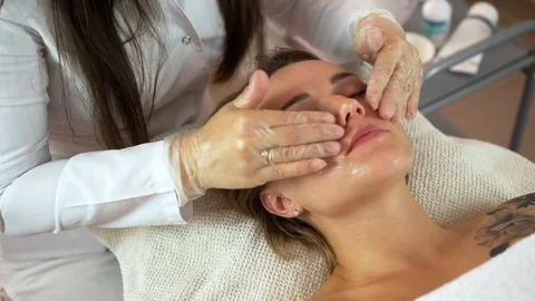 Ultrasonic face cleaning procedure. The work of beautician. Slowing down skin Vídeo Stock 94401625