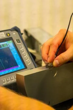Ultrasonic Testing Calibration Process on Reference Block in NDT Lab Foto stock