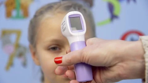 Ultrasonic thermometer shows 36.6 Видео 72462444