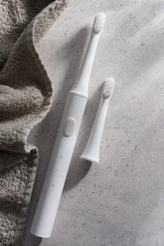 Ultrasonic toothbrush with replaceable head on concrete surface with soft tow Stockfoto's