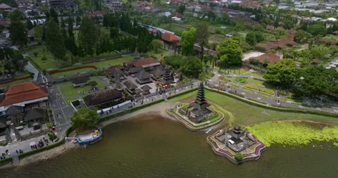 Ulun Danu Beratan Temple in Bali, drone view of the temple and surrounding area Vídeo Stock 255686977