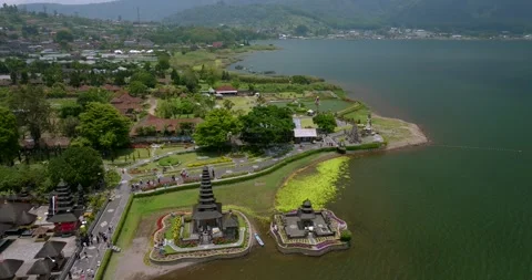 Ulun Danu Beratan Temple in Bali, drone view of the temple and surrounding area Stockbeeldmateriaal 255686981