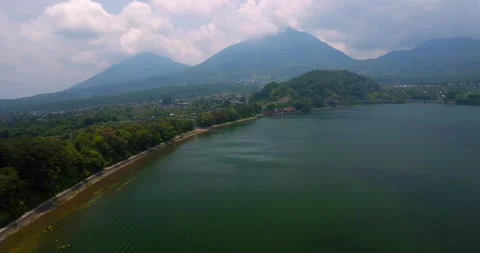 Ulun Danu Beratan Temple in Bali, drone view of the temple and surrounding area 库存影片 259308923