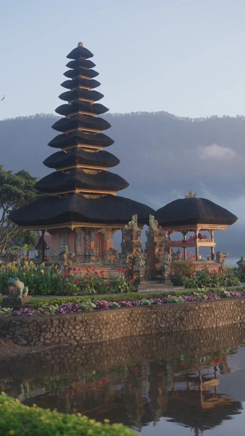 Ulun danu bratan temple reflecting in lake bratan Stock Footage 341515942