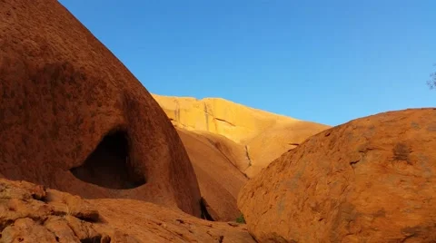 Uluru, Ayers Rock Outback Australian Landmark Red Desert Landscape 4K Vidéo 51780700