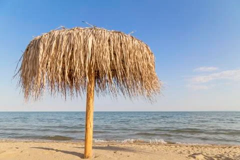 Umbrella on the empty beach in summer Stock-Fotos
