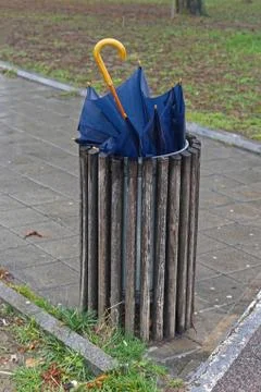 Umbrella in trash Foto stock