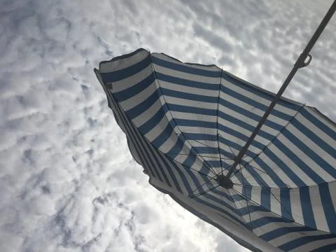 Umbrella under clouds Foto stock