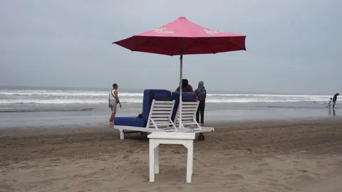 Umbrellas and sunbeds on the beach of Double Six. Vidéo 196992903