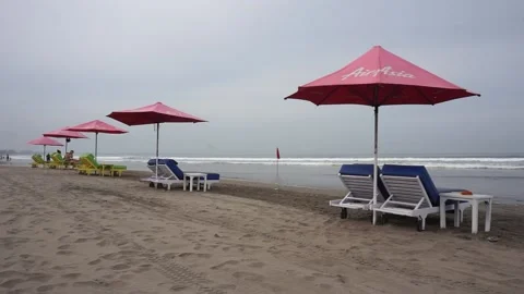 Umbrellas and sunbeds on the beach of Double Six. Stockbeeldmateriaal 196992912