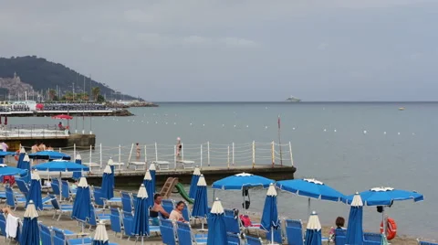 Umbrellas on the beach 動画素材 65250718