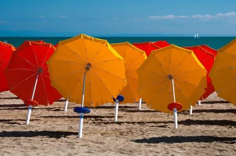 Umbrellas on Sandy Beach Foto stock