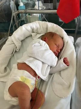 Un bebé recién nacido, en una cama de hospital Stock Photos