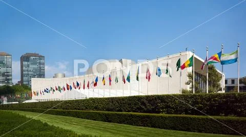 UN United Nations general assembly building with world flags flying in fron.. Stock Photos