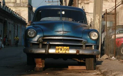  Un viejo automovil sin una rueda en una calle de Habana Vieja.*A car miss... Stock Photos