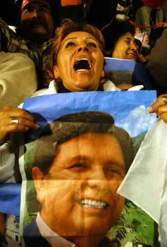  Una multitud sigue el discurso del presidente electo de Peru Alan Garcia ... Stock Photos