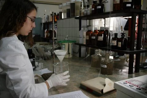  Una quimica analiza una muestra de suelo en el laboratorio del Instituto ... Stock Photos
