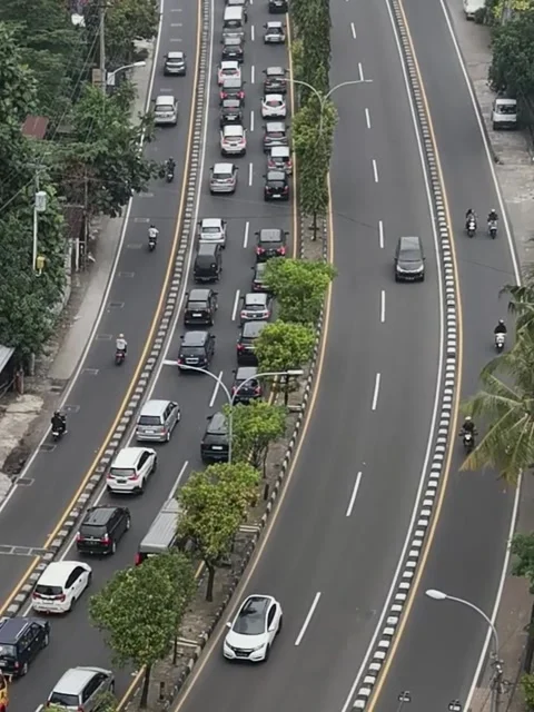 The Unbalanced Traffic Flow Video stock 318374989