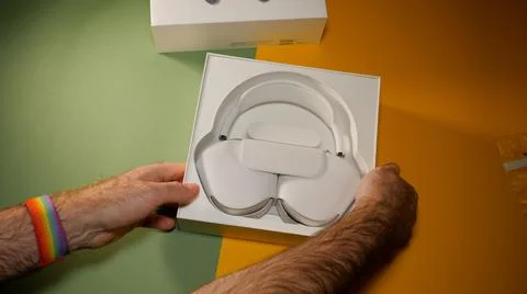 Unboxing package of the best Apple Computers AirPods Max over-ear headphones  Foto stock
