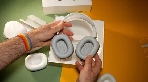 Unboxing package of the best Apple Computers AirPods Max over-ear headphones  Foto stock