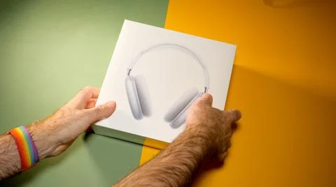 Unboxing package of the best Apple Computers AirPods Max over-ear headphones Foto stock