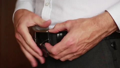 Unbuttoning belt and pulling it out 動画素材 75828209