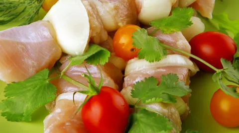 Uncooked chicken kebabs Vídeos de archivo 29666031
