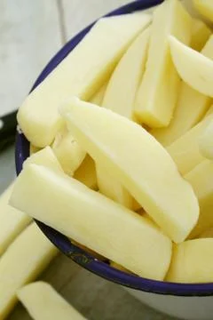 Uncooked chipped potatoes Foto stock