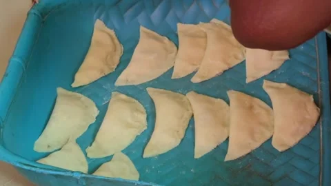 Uncooked Gujiya in a row 库存影片 319391075