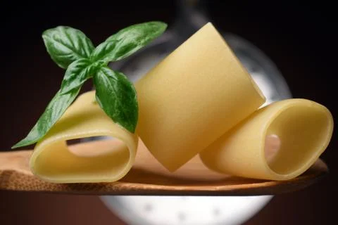 Uncooked paccheri on the spoon Foto stock