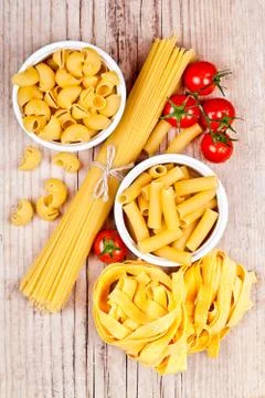 Uncooked pasta with tomatoes Foto stock