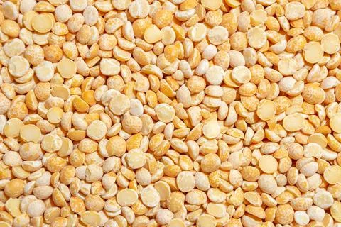 Uncooked Polished Split Peas Background Foto stock