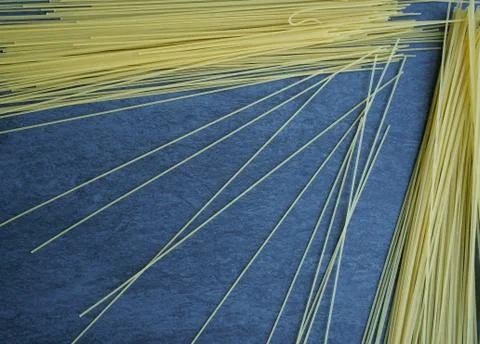 Uncooked spaghetti. 库存照片