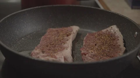 Uncooked steak. 库存影片 127475576