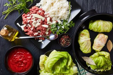 Uncooked stuffed cabbage leaves, flat lay Foto stock
