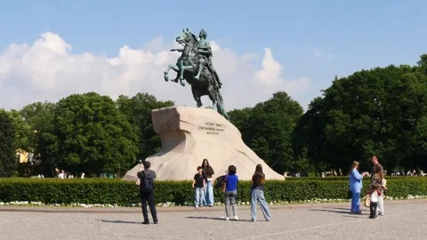 Und of a blue cloudless sky on a sunny summer day. Видео 341079110