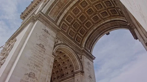 Under the Arc de Triomphe tilt up slow motion Video stock 124404327
