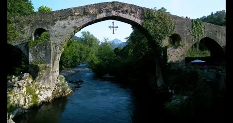 Under-Bridge Crucifix Over River Vidéo 279646604