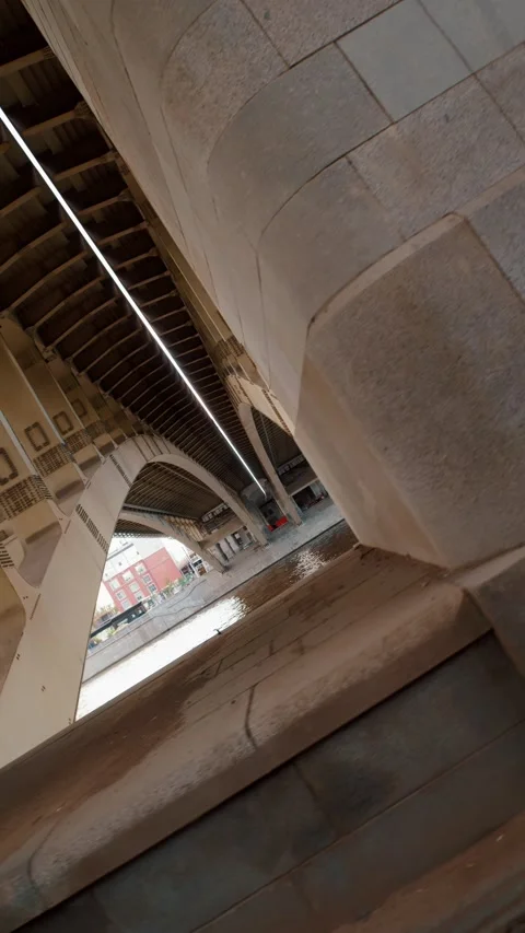 Under bridge structure with concrete pillars and steel beams Vídeos de archivo 318090402