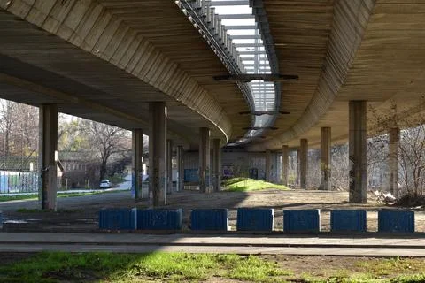Under the bridge view with a gap between lines. 库存照片