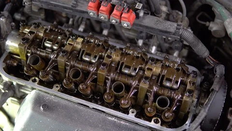 Under the car bonnet space, engine head and parts repairing in car service sh Stockbeeldmateriaal 117828903