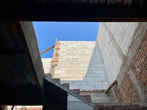 Under construction building wall with lightweight concrete blocks under blue sky Stock-Fotos